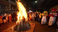 Lohri 2026 Parikrama Niyam: लोहड़ी की अग्नि में क्या डालें और क्या नहीं? जानिए परिक्रमा का सही तरीका और नियम