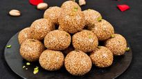 Lohri 2026: तिल-गुड़ के लड्डू से करें मेहमानों का मुंह मीठा, नोट कर लें आसान रेसिपी