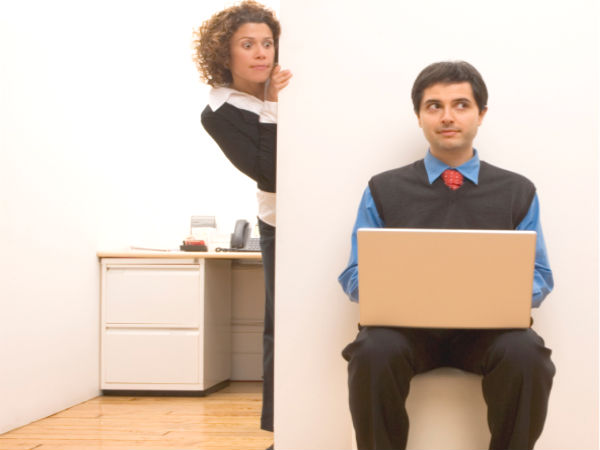 किसी दूसरे के लैपटॉप या कंप्‍यूटर में झाकना 