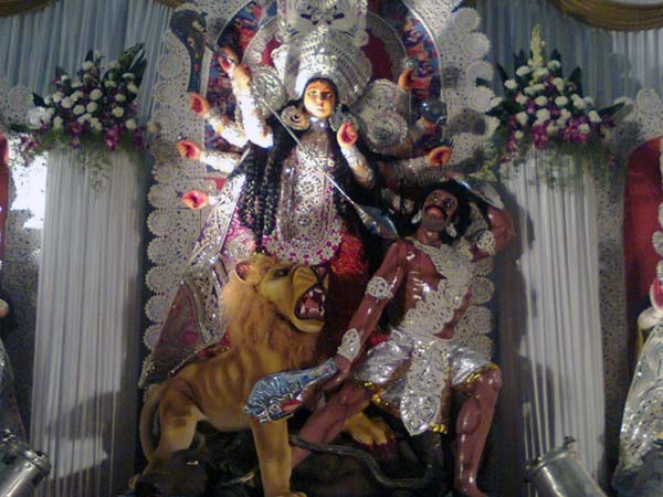 चांदी से सजी मां