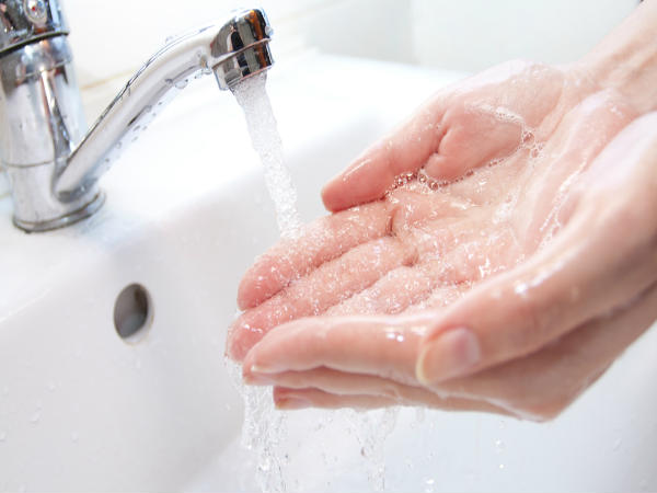 भोजन के पहले हाथों को धोएं