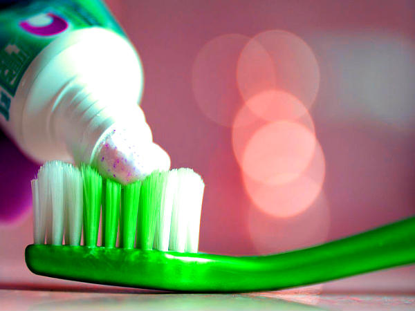 टूथपेस्‍ट का प्रयोग करें