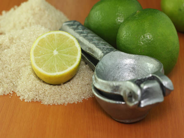 चीनी और नींबू से मसाज करें 