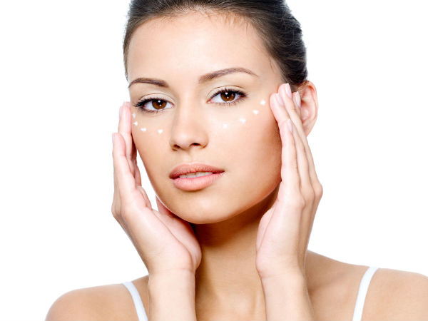 अंडर आई क्रीम रखिये 