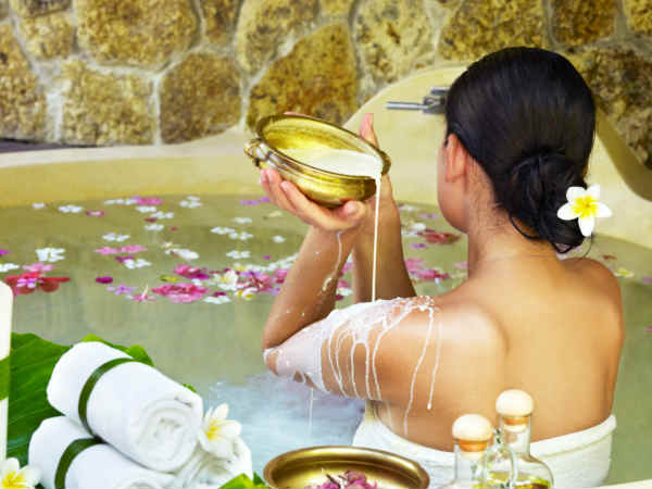 दूध से नहाएं