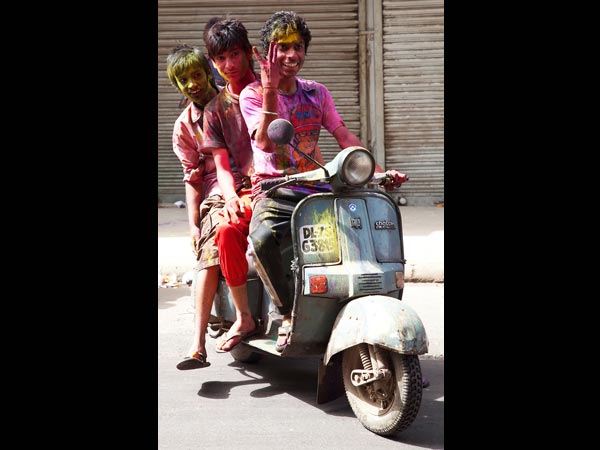 एक गाड़ी पर तीन सवारियां