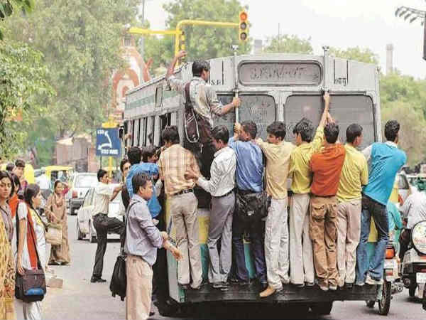 बस से लटके लोग