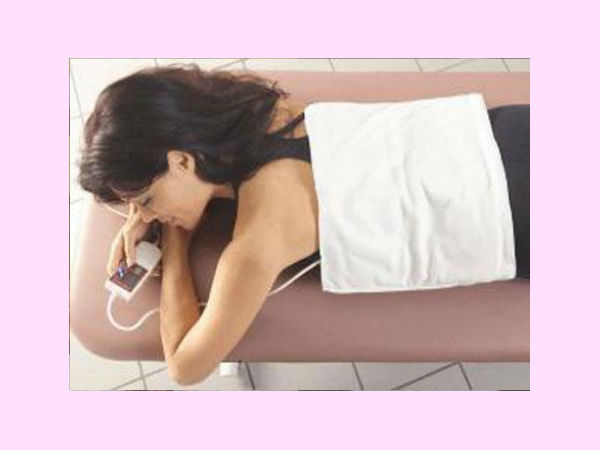 जकड़न को दूर करने के लिए गर्दन और पीठ पर गर्म पट्टी प्रयोग करें