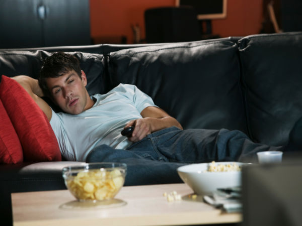 2. टीवी देखते हुए कभी न खाएं