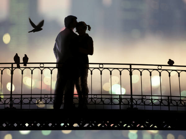 प्‍यार में भावनाओं से जुड़ते हैं लोग 