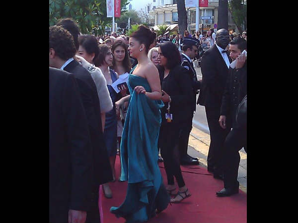 मीडिया की भींड में ऐश 