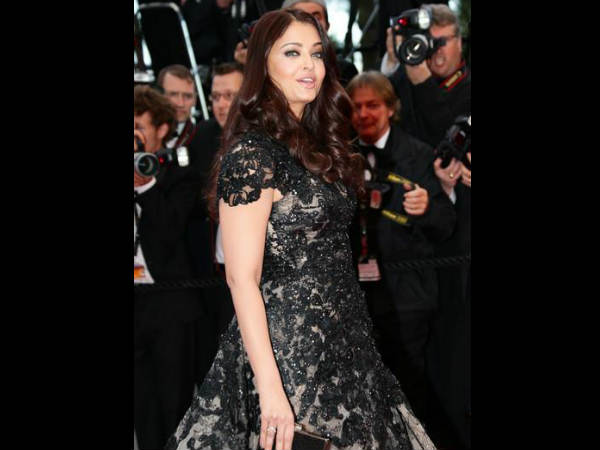 मीडिया के बीच