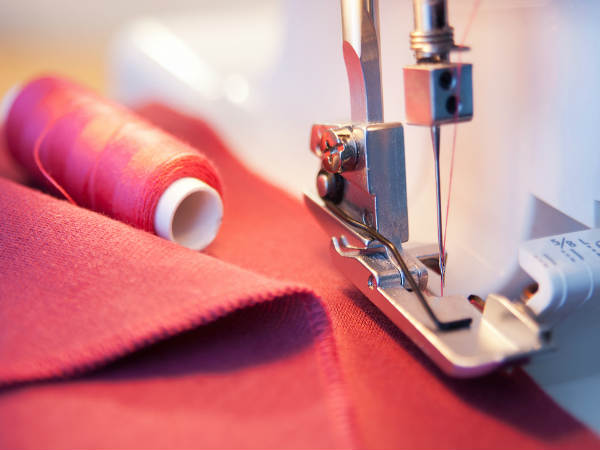 9. क्षतिग्रस्त कपड़ों को तुरंत सुधारें