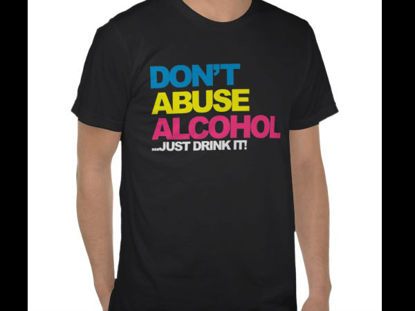 6- ऐल्कोहल प्रिंट टी-शर्ट