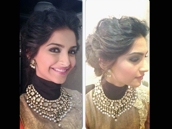 कुंदन और मोती के हार में सोनम