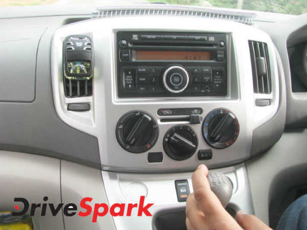 अपने कार के डैशबोर्ड को साफ़ रखें