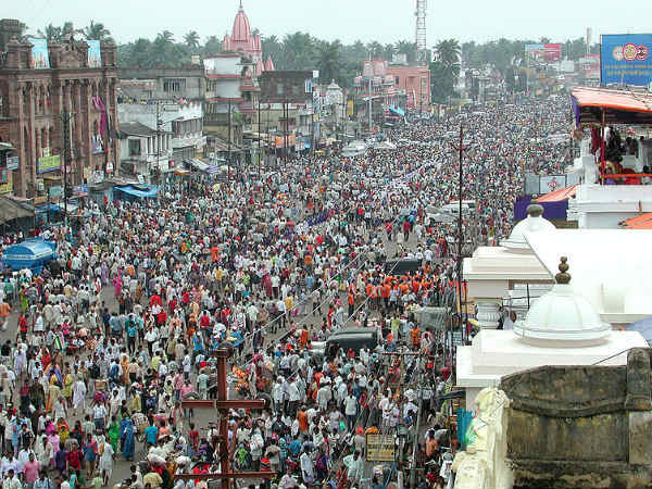तीर्थयात्रियों की भीड़ 