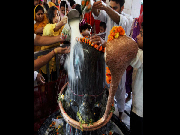 महादेव का अभिषेक 