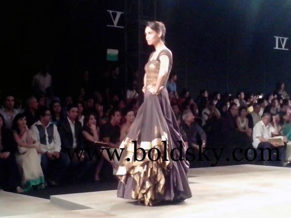 काला और सुनहरा लंहगा