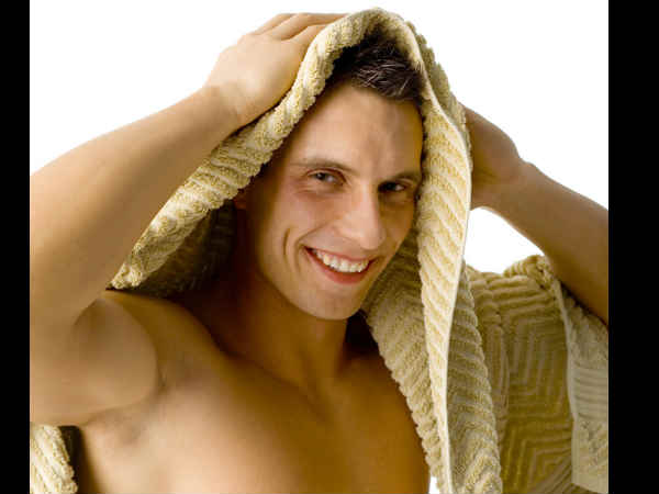 बालों को रगड़ कर न सुखाएं 