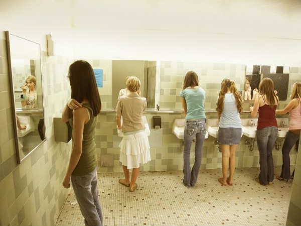 1) लेडीज रूम में झुंड में ही क्‍यूं जाती हैं 