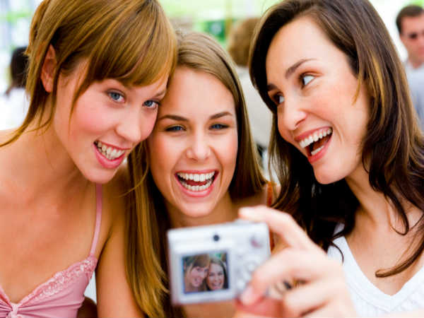 3) खिलखिलाना 