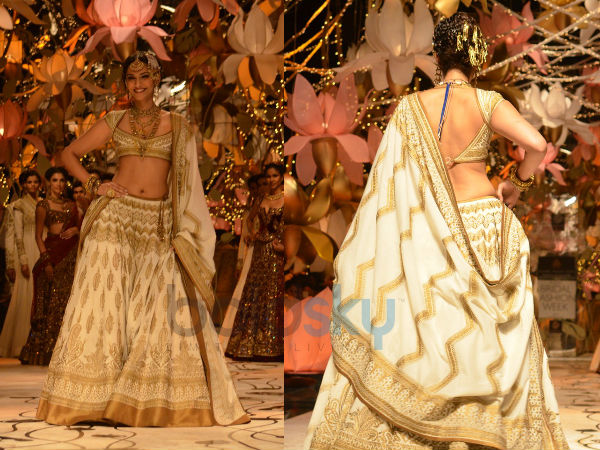 डीप कट ब्‍लाउज