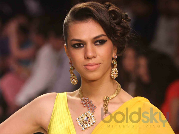 ओपेन फ्लोरल नेकलेस