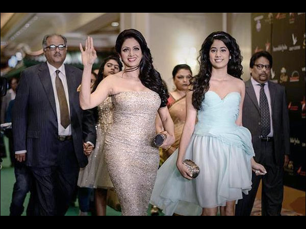  गोल्‍डन गाउन