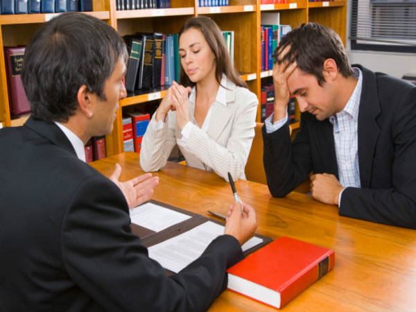 7) धोखा देने वाले पुरूष सोचते है कि शायद यह तलाक का कारण बन जाएं :