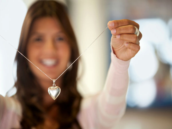 10. उन्हें अपनी एक निजी वस्तु भेंट दें