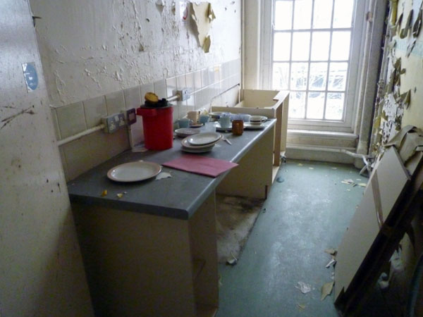 दीवारों में पेंट