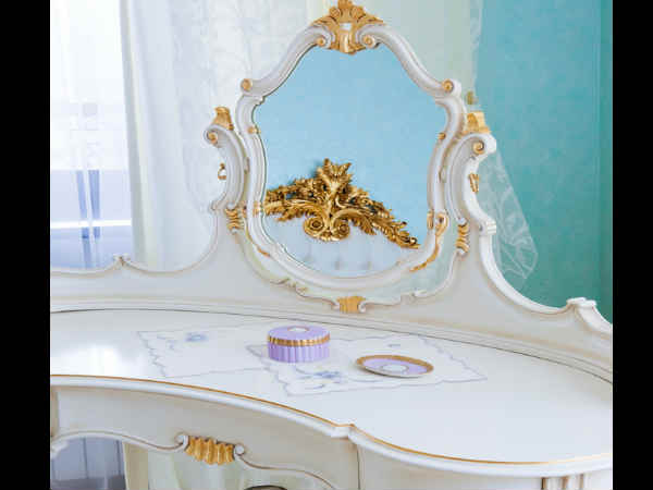 7. ड्रेसिंग टेबल