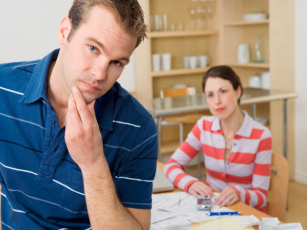 कभी न जताएं कि आप उनकी जासूसी कर रही हैं कभी न जताएं कि आप उनकी जासूसी कर रही हैं