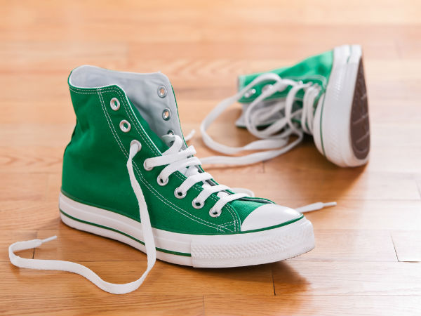 6- जूते के फीते चिपकाना