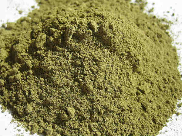 बालों में हिना लगाएं 