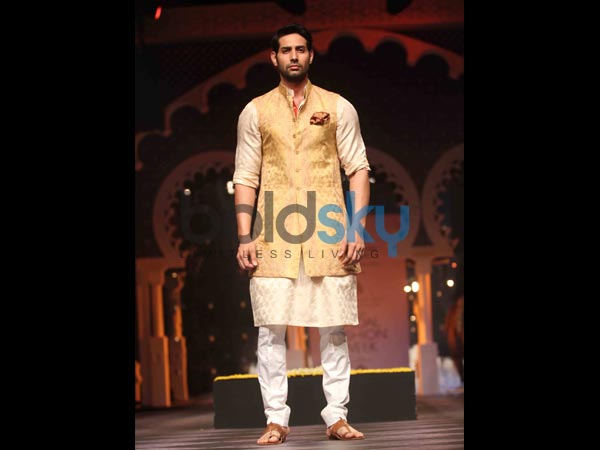 वाइट, क्रीम और गोल्‍ड 