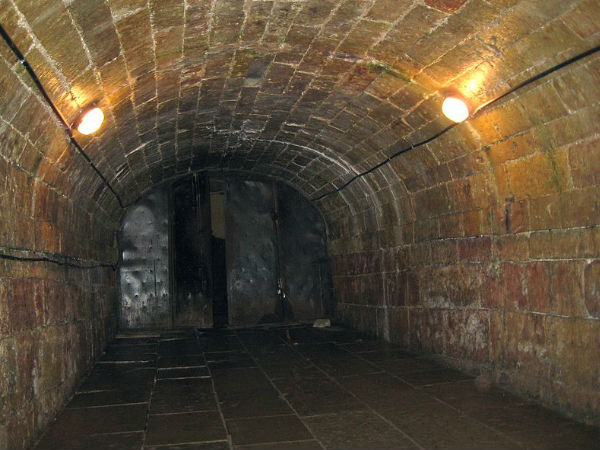 लोग अंडरग्राउंड ट्यूनल में रहते है लोग अंडरग्राउंड ट्यूनल में रहते है