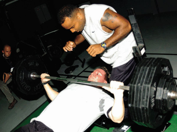 6. बेंच प्रेस: