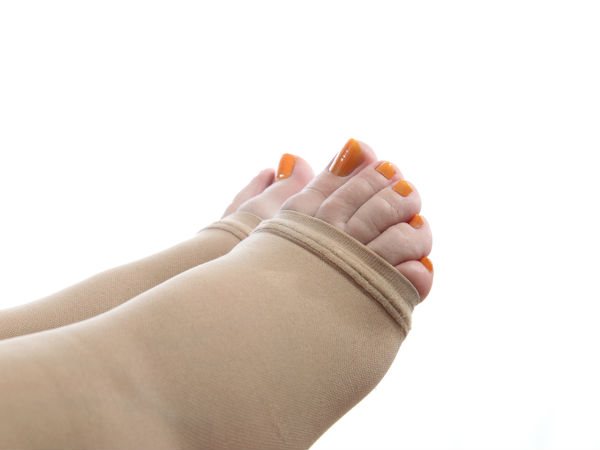 पैरों को कस के बांधे 