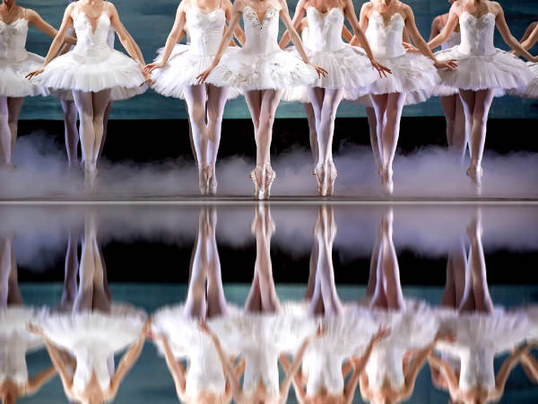  1. शरीर की मुद्रा सीधी होती है : 