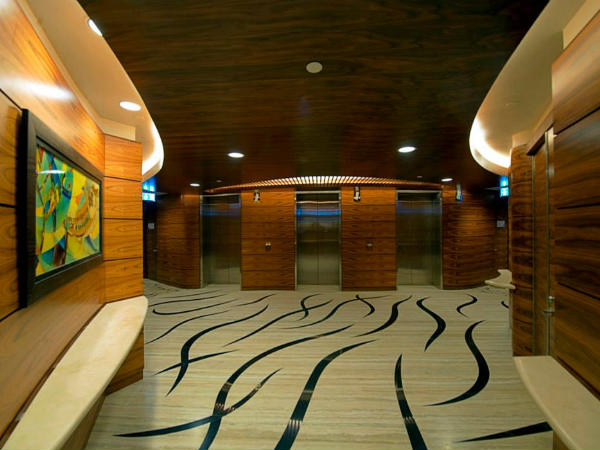 लिफ्ट चलती है बड़ी तेजी से 