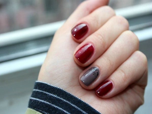  5. बरगंडी और ग्रे