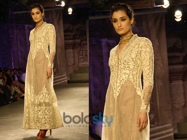 सफेद सिल्‍होट्टे धोती के साथ 