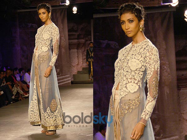 पेल ब्‍लूउ सिल्‍होट्टे