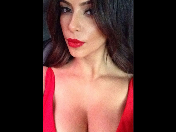 क्‍लीवेज शो करती किम