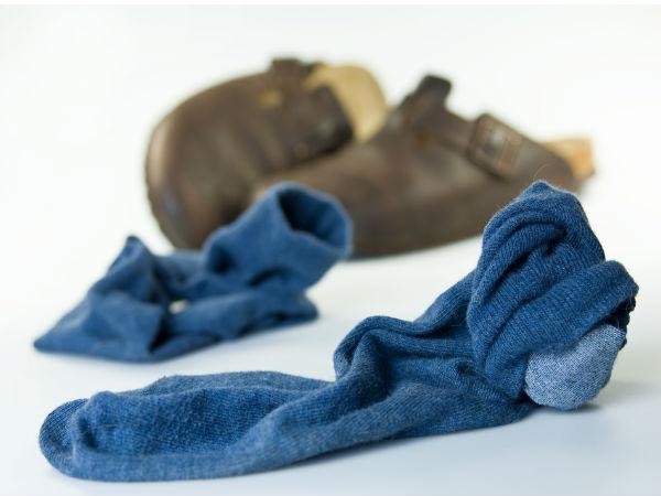 अपने बदबूदार मौजे को सही जगह पर रखें