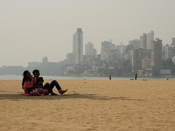 लव मैरिज को आज भी असंगत माना जाता है