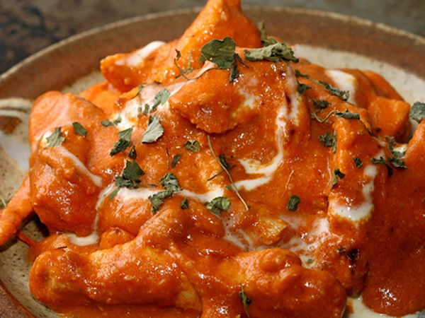 Amritsari Murgh Makhani अमृतसरी मुर्ग मखनी Amritsari Murgh Makhani is a punjabi chicken recipe. Here is the recipe of Amritsari Murgh Makhani. यहां पर चिकन विशेष रूप से पसंद किया जाता है इसलिये आज हम आपको सिखाएंगे अमृतसरी मुर्ग मखनी की रेसिपी। अमृतसरी मुर्ग मखनी देखने में रंगीन और स्‍वाद से भरा पकवान है! amritsari Murgh Makhani, punjabi chicken recipe, recipe of amritsari murgh makhani, अमृतसरी मुर्ग मखनी non veg recipe, chicken recipe, punjabi dish, पंजाबी डिश, नॉन वेज रेसिपी, चिकन रेसिपी Tender chunks chicken marinated leisurely and cooked in a deep, rich gravy of fresh cream, butter, tomato and spices. An explosion of flavours, not for the faint hearted! पंजाबी रेसिपी की बात ही कुछ अलग होती है। स्‍वाद और सेहत से भरा भोजन पंजाब की शान है। यहां पर चिकन विशेष रूप से पसंद किया जाता है इसलिये आज हम आपको सिखाएंगे अमृतसरी मुर्ग मखनी की रेसिपी। अमृतसरी मुर्ग मखनी देखने में रंगीन और स्‍वाद से भरा पकवान है जिसे पकाने में बिल्‍कुल भी परेशानी नहीं आती। अमृतसरी मुर्ग मखनी में काफी सारी टमाटर और क्रीम डाली जाती है जिससे इसका स्‍वाद काफी बढियां हो जाता है। आप इसे जीरा पुलाव या पराठे के साथ खा सकते हैं। अगर आपने बटर चिकन खाया है तो हमें आशा है कि आपको यह भी खूब पसंद आएगा। आइये जानते हैं अमृतसरी मुर्ग मखनी बनाने की विधि- कितने- 4 लोगों के लिये पकाने में समय- 1 घंटा सामग्री- मैरीनेशन के लिये: 500 ग्राम बोनलेस चिकन पीस 2 चम्‍मच अदरक पेस्‍ट 2 चम्‍मच लहसुन पेस्‍ट 3 चम्‍मच खट्टी दही 1 चम्‍मच नींबू का रस 2 चम्‍मच वेनिगर 1 चम्‍मच धनिया पावडर 1 चम्‍मच जीरा पावडर 1/2 प्‍याज, चॉक 1 1/2 छोटा चम्‍मच लाल मिर्च पावडर नमक- स्‍वादअनुसार ग्रेवी के लिये- 6 टमाटर 1 1/2 चम्‍मच बटर 1 चम्‍मच लाल मिर्च पावडर 1 चम्‍मच अदरक-बारीक कटी 1 हरी मिर्च- बारीक कटी 1/4 चम्‍मच ऑरेंज कलर 2 1/2 चम्‍मच ताजी क्रीम 1 चम्‍मच जीरा पावडर 1 चम्‍मच धनिया पावडर 1 चम्‍मच चीनी नमक- स्‍वादअनुसार विधि- सबसे पहले टमाटर की प्‍यूरी बना लीजिये। सभी मैरीनेशन की सामग्रियों को मिक्‍स कर के पेस्‍ट तैयार कर लीजिये। चिकन पीस को 2 घंटे के लिये मैरीनेट कर लें। एक कढ़ाई में बटर गरम कर लें और उसमें मैरीनेट किये चिकन को फ्राई कर लें। एक सॉस पैन में बटर गरम करें, उसमें लाल मिर्च पावडर, धनिया पावडर, जीरा पावडर, अदरक, नमक और हरी मिर्च डाल कर चलाएं। थोड़ी देर के बाद इसमें टमाटर प्‍यूरी, ऑरेंज कलर, ताजी क्रीम डाल कर मध्‍यम आंच पर ग्रेवी को गाढ़ी होने तक चलाएं। अब प्‍यूरी में पकाया हुआ चिकन डालें। साथ में थोड़ी सी चीनी और क्रीम भी डालें। अब चिकन को 25 मिनट तक पैन ढंक कर पकाएं। आखिर में इसे क्रीम, बारीक कटी हरी धनिया और हरी मिर्च छिड़क कर गार्निश करें। 