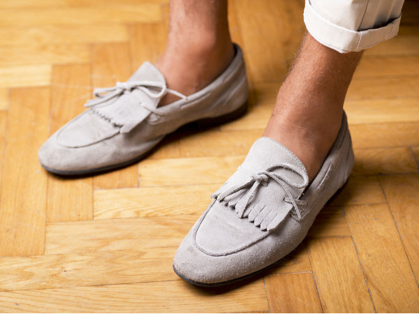  2. स्नीकर्स या लोफर्स